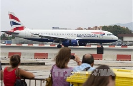 Hành khách của British Airways sơ tán khẩn khỏi máy bay 